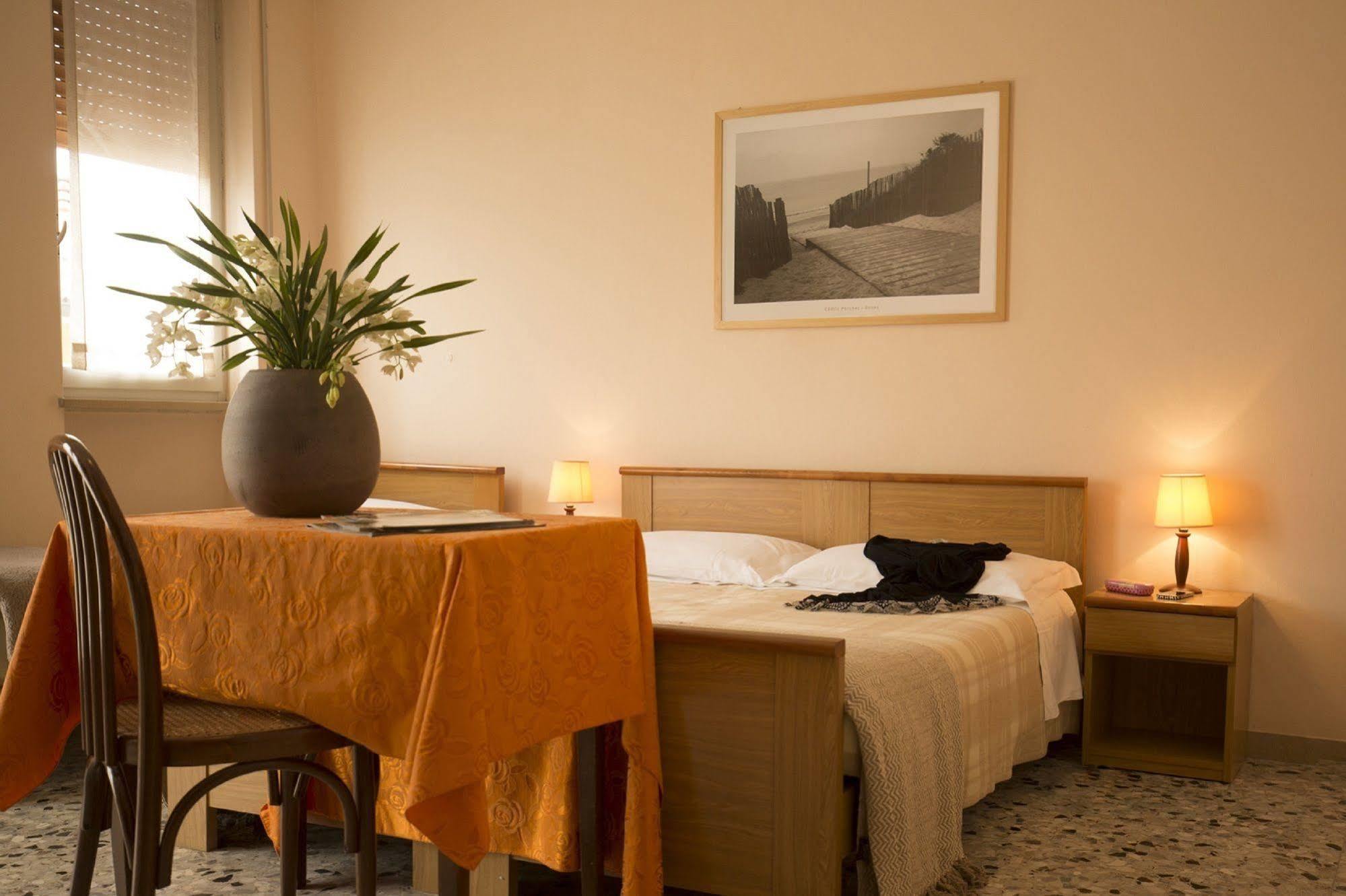 Hotel Buena Onda ペスキエーラ・デル・ガルダ エクステリア 写真